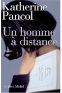 Un homme à distance